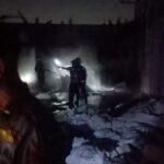 Petugas Damkar tengah berupaya memadamkan api yang melahap bangunan.