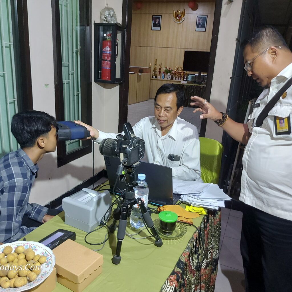 Turun Langsung Layani Warga, Camat Taman Sidoarjo Arie Prabowo Buktikan Komitmen Pelayanan Tanpa Batas Waktu