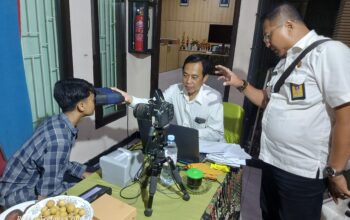 Proses perekaman E-KTP di Kecamatan Taman.
