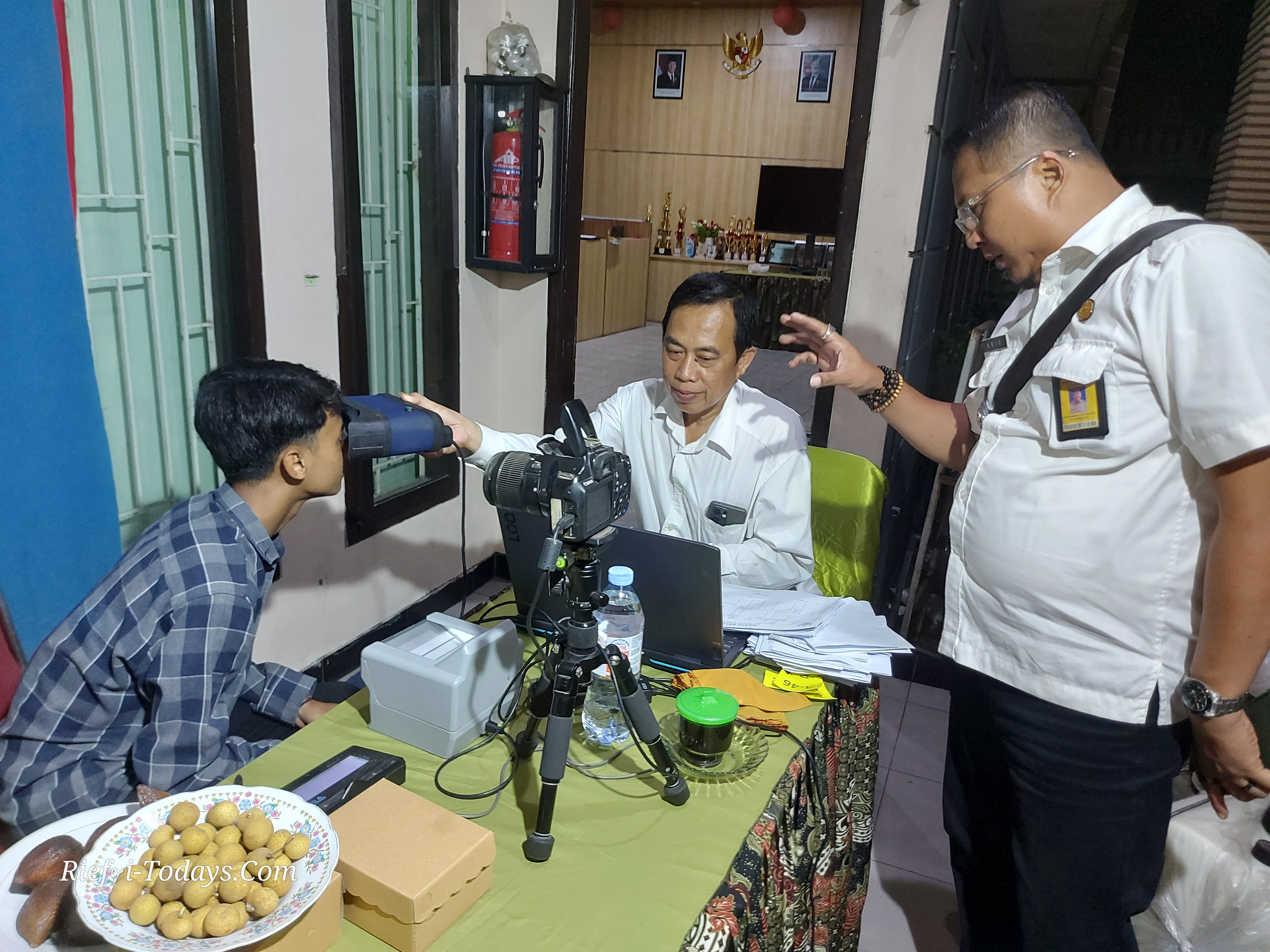 Proses perekaman E-KTP di Kecamatan Taman.