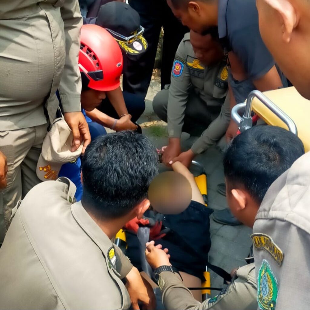 Evakuasi Dramatis ODGJ di Balongbendo, Dua Petugas Terluka Akibat Sabetan Sajam
