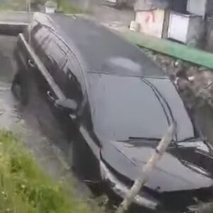 Mobil Innova Tercebur ke Sungai di Panjunan Sukodono, Diduga Sopir Hilang Kendali