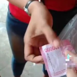 Gunakan Uang Mainan untuk Beli Es Teh, Aksi Wanita di Sidoarjo Viral di Medsos