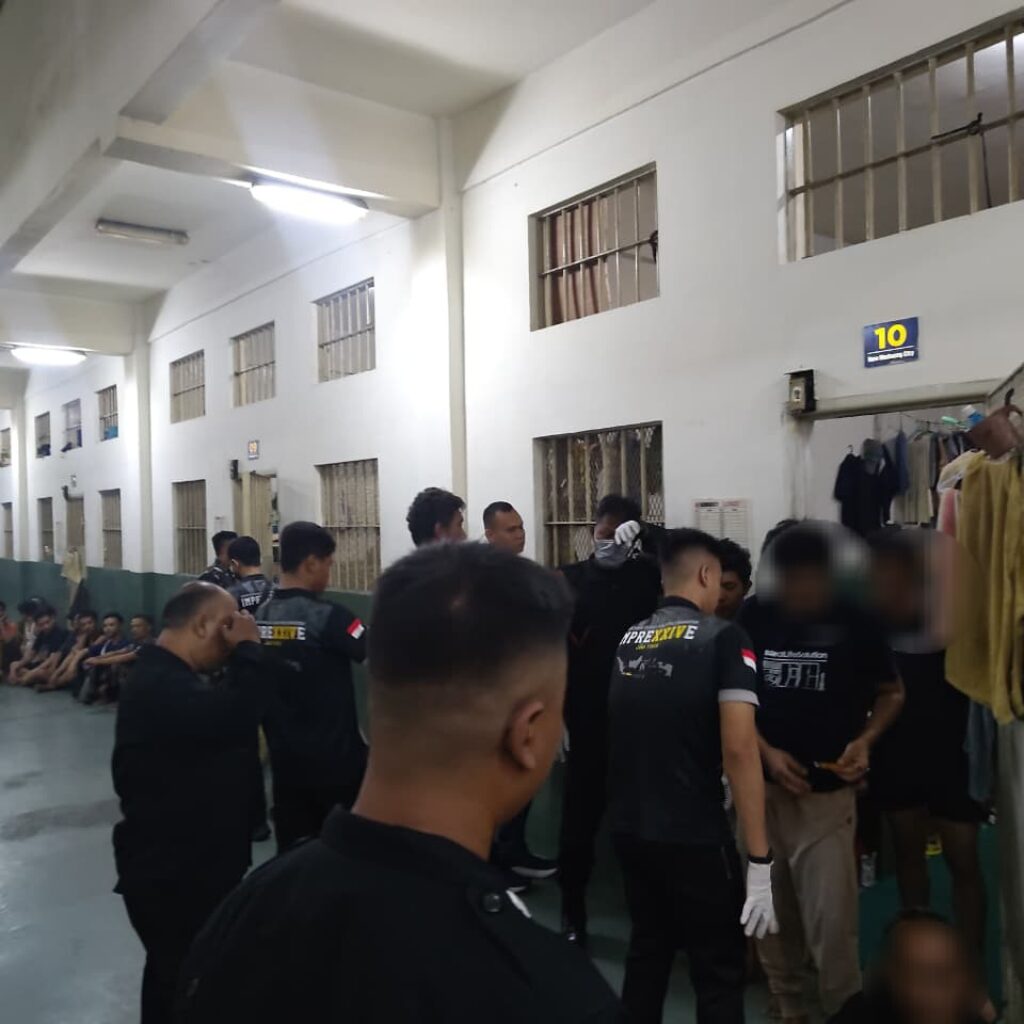 Wujudkan Rutan Bersih dan Berintegritas, Karutan Kelas I Surabaya Turun Langsung Pimpin Razia Malam