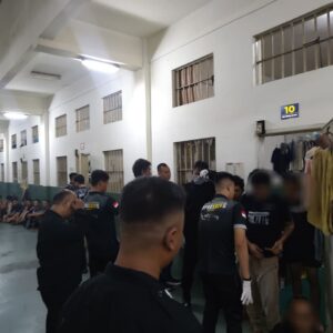 Wujudkan Rutan Bersih dan Berintegritas, Karutan Kelas I Surabaya Turun Langsung Pimpin Razia Malam