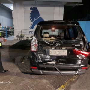 Xenia Tertabrak Trailer di Depan Pabrik Pokphand Bringinbendo, Beruntung Tak Ada Korban Jiwa