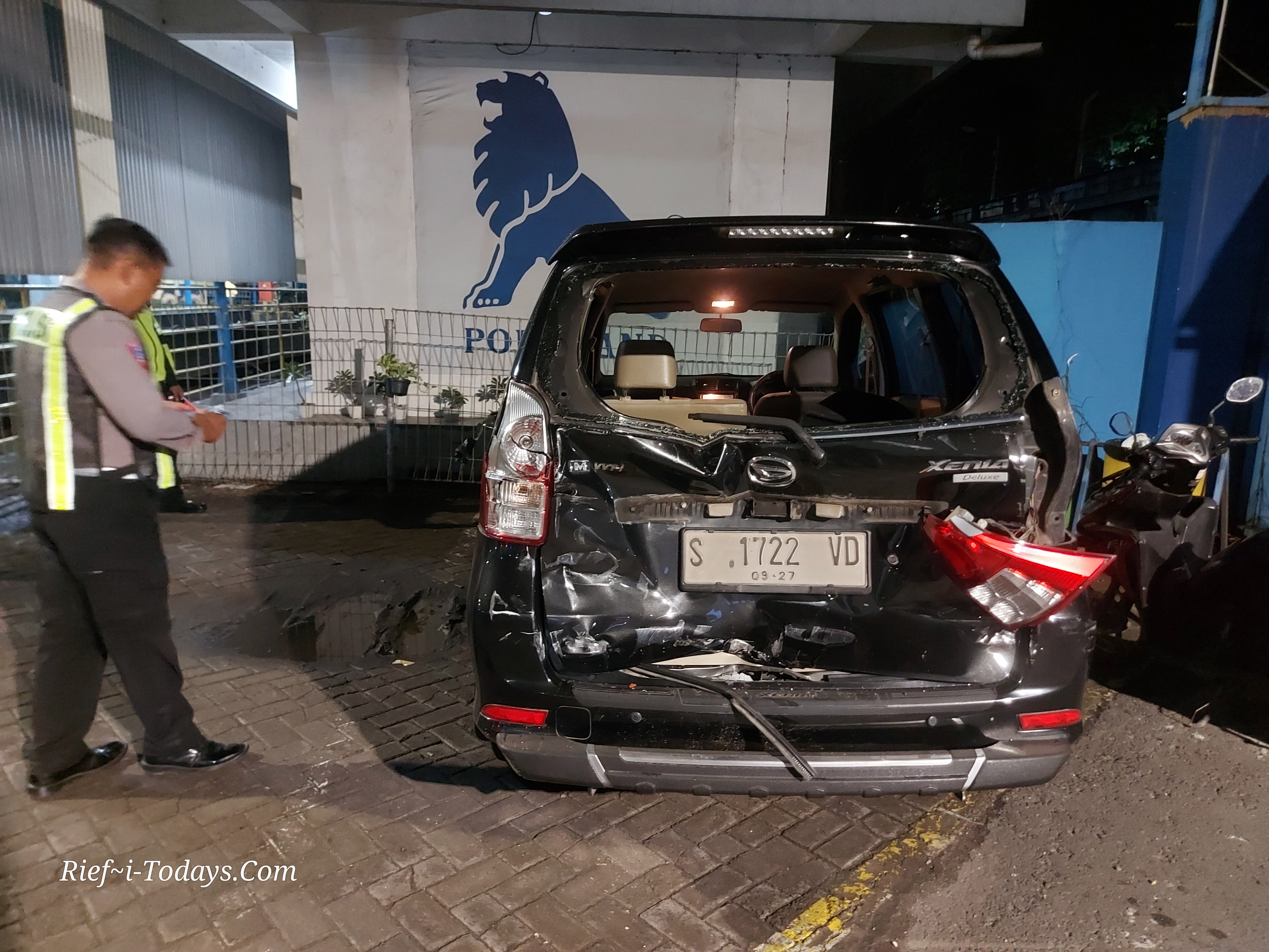 Konidisi Xenia usai terlibat kecelakaan di dekat Pokphand, Sidoarjo.