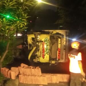 Truk Bermuatan Genting Terguling di Buduran, Lalu Lintas Macet Total Hingga Beberapa Jam