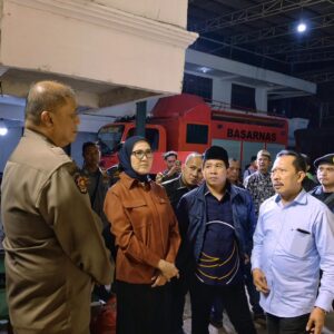 Lita Machfud Arifin dan Zakaria Dimas Pratama Kunjungi Ponpes Al Khoziny, Salurkan Bantuan dan Beasiswa