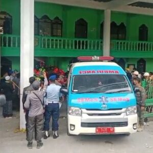 Tragedi Musholla Tiga Lantai Ambruk: Haikal Selamat, Satu Rekannya Tewas