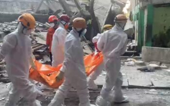 Petugas dengan APD lengkap mengvakuasi korban reruntuhan bangunan bangunan ponpes Al Khoziny.