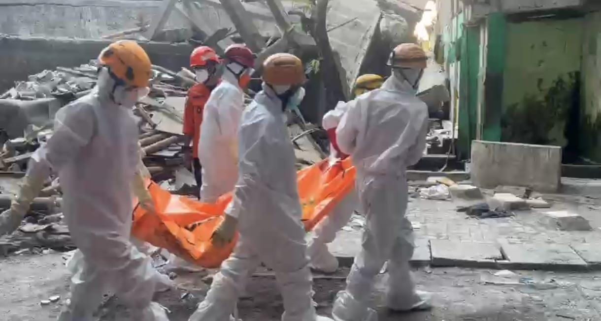 Petugas dengan APD lengkap mengvakuasi korban reruntuhan bangunan bangunan ponpes Al Khoziny.