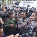 Sejumlah keluarba korban tragedi ponpes Al Khoziny saat mencoba menerobos masuk lokasi runtuhnya bangunan.