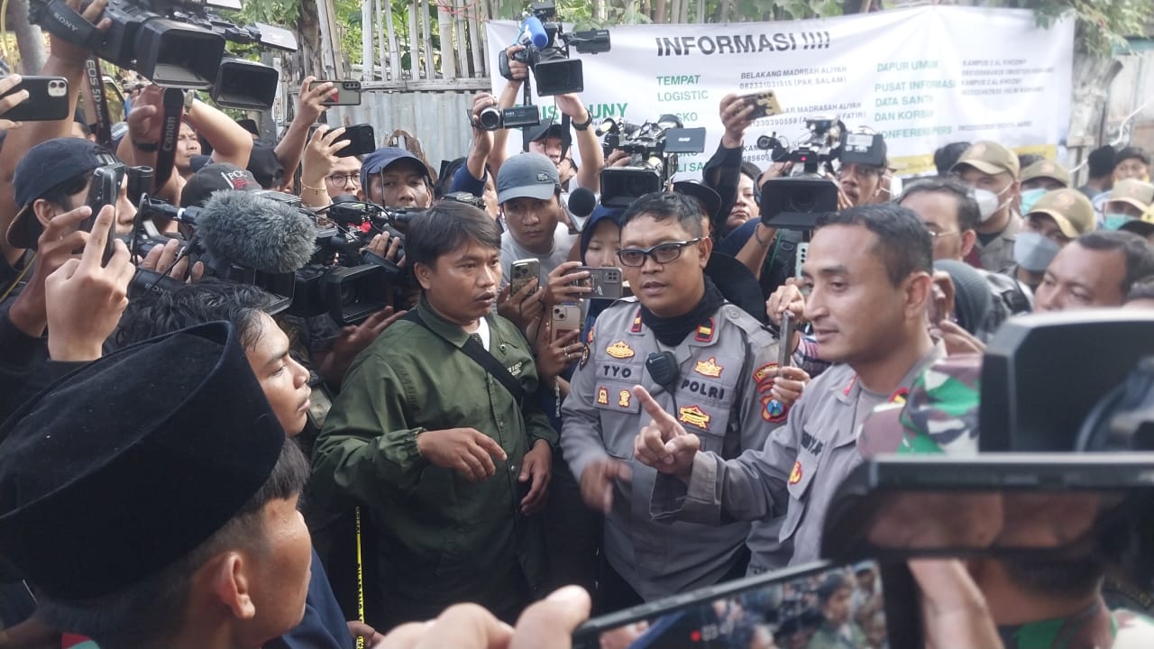 Sejumlah keluarba korban tragedi ponpes Al Khoziny saat mencoba menerobos masuk lokasi runtuhnya bangunan.