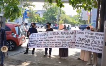 Sejumlah warga gelar aksi tuntut pesangon dari Alfamidi.