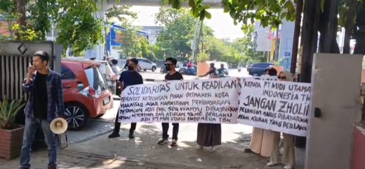 Sejumlah warga gelar aksi tuntut pesangon dari Alfamidi.