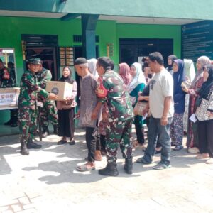 Koramil 0816/14 Taman Bagikan 50 Paket Sembako di Momen HUT TNI ke-80