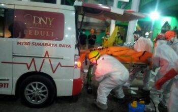 Petugas mengeluarkan jenazah korban runtuhnya bangunan ponpes Al Khoziny dari ambulan.