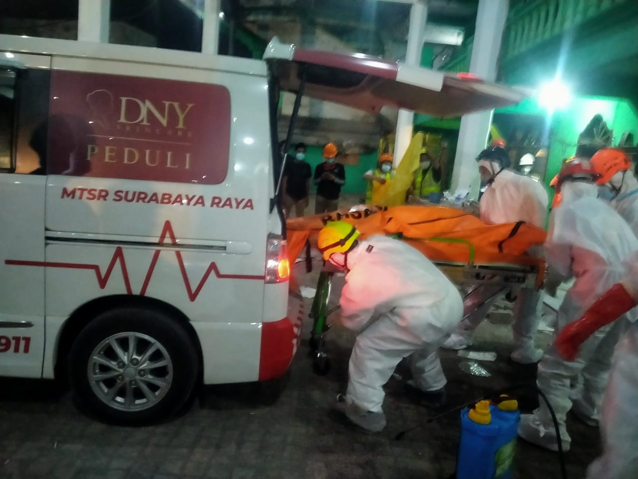 Petugas mengeluarkan jenazah korban runtuhnya bangunan ponpes Al Khoziny dari ambulan.