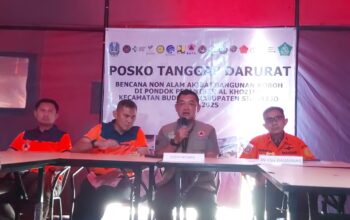 Mayor Jenderal Budi Irawan (Dua dari kanan) saat konferensi pers di Posko BNPB