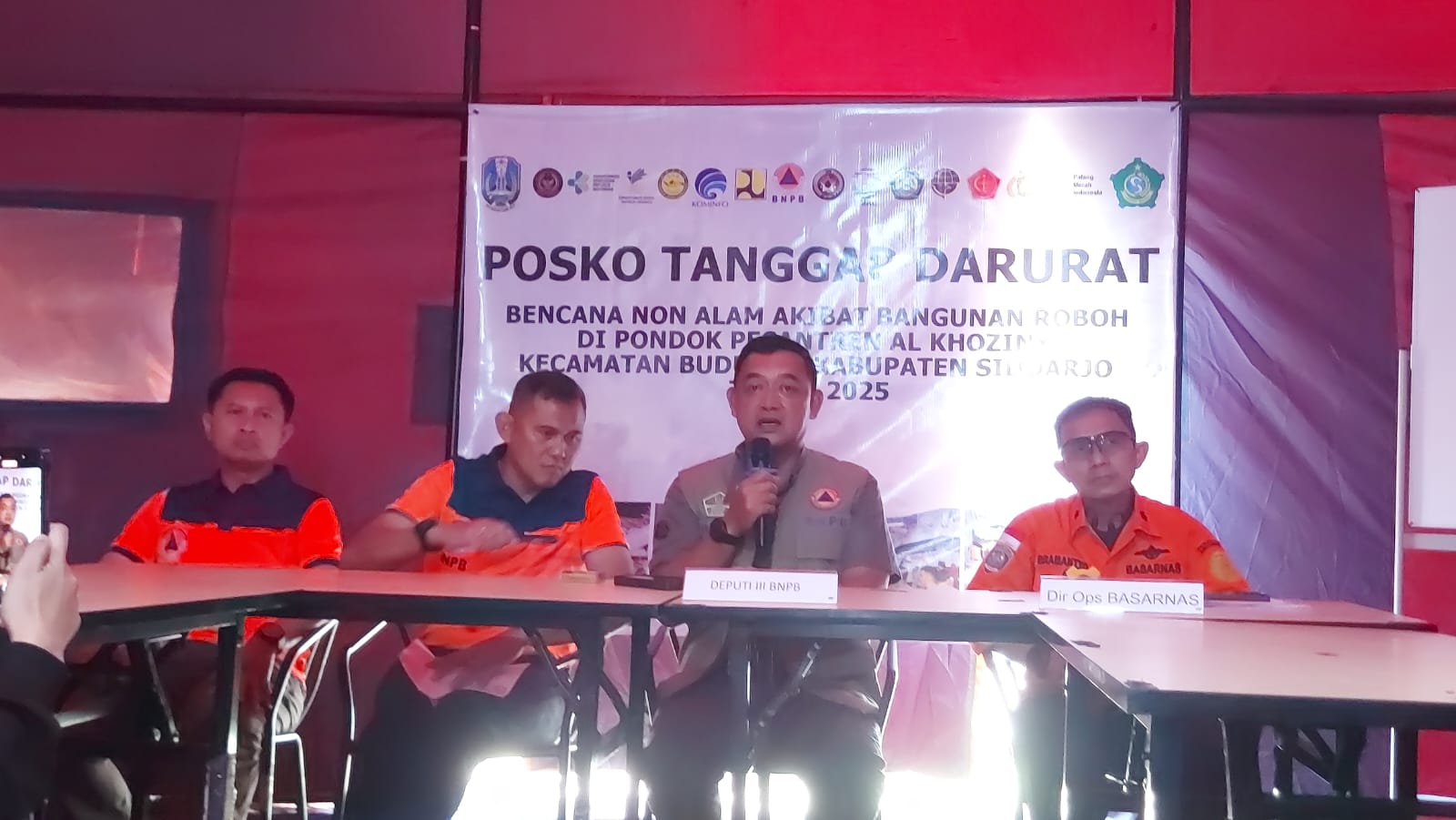 Mayor Jenderal Budi Irawan (Dua dari kanan) saat konferensi pers di Posko BNPB