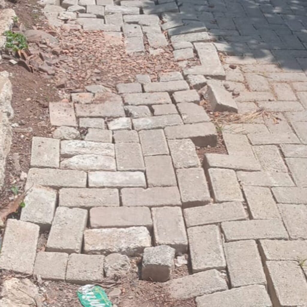 Baru Selesai Dibangun, Paving Blok di Bijawang Bulukumba Sudah Rusak, Warga Pertanyakan Kualitas Proyek