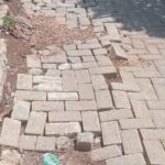Kondisi paving blok yang terlihat sudah rusak.