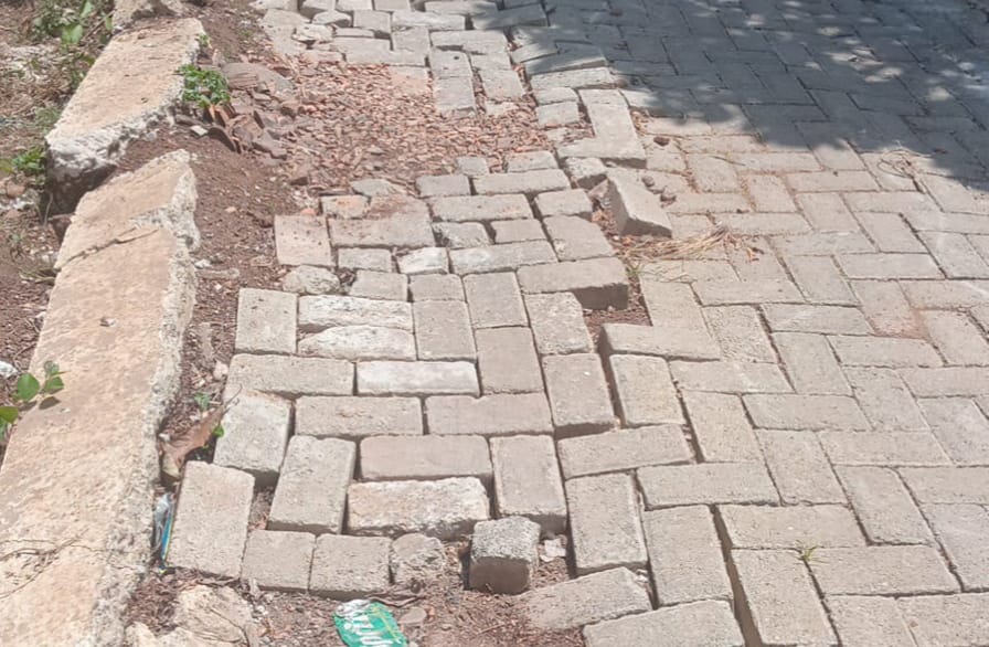 Kondisi paving blok yang terlihat sudah rusak.