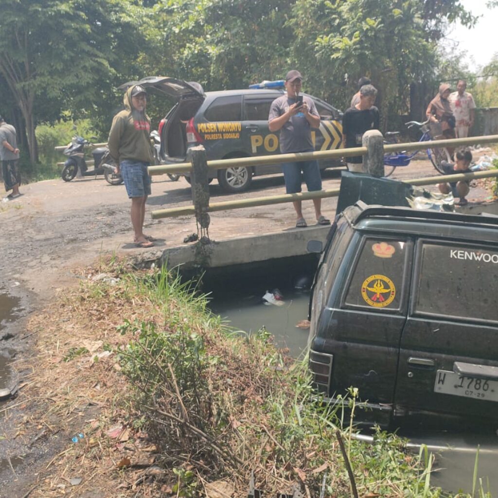 Dua Orang Terluka Akibat Kecelakaan di Wonoayu, Mobil dan Motor Tercebur ke Sungai