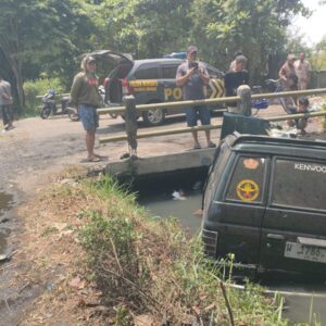 Dua Orang Terluka Akibat Kecelakaan di Wonoayu, Mobil dan Motor Tercebur ke Sungai