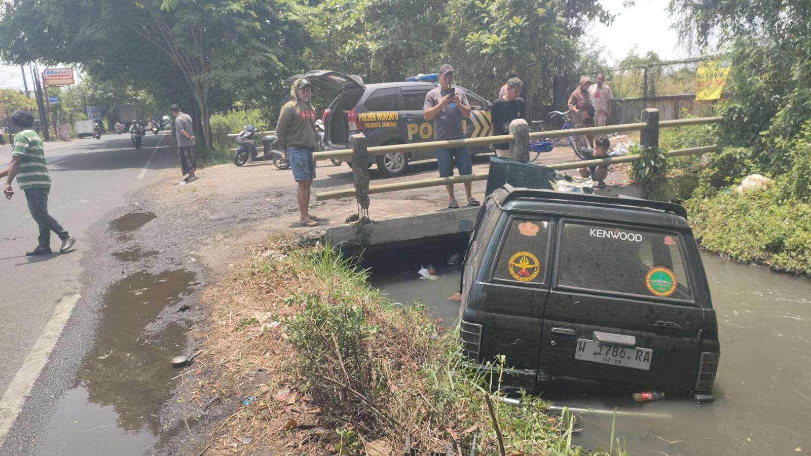 Kondisi kendaraan yang terlibat kecelakaan di Wonoayu.