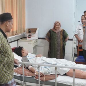 Kapolresta Sidoarjo Jenguk Santri Korban Ambruknya Musholla Ponpes Al Khoziny di RSUD RT Notopuro