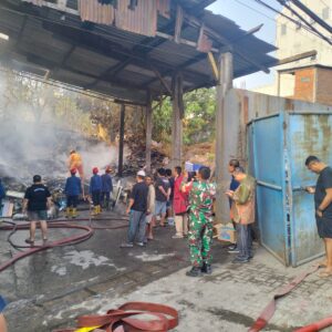 Gudang Rongsokan Kaca di Kletek Terbakar, Api Dipicu Sisa Bakar-Bakaran