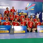 Para juara Djarum Foundation 2025 berpose atas kemenangan mereka.