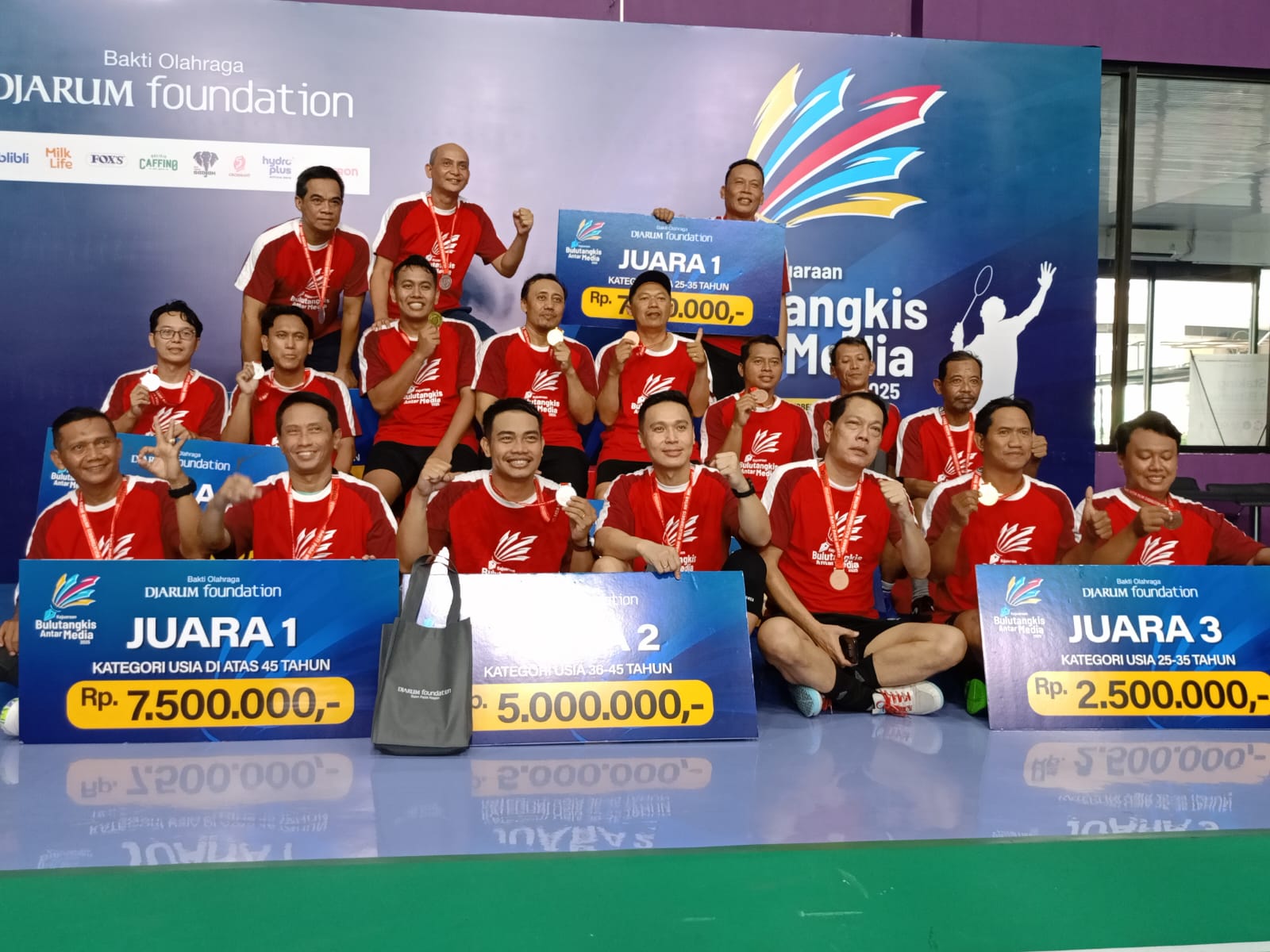 Para juara Djarum Foundation 2025 berpose atas kemenangan mereka.