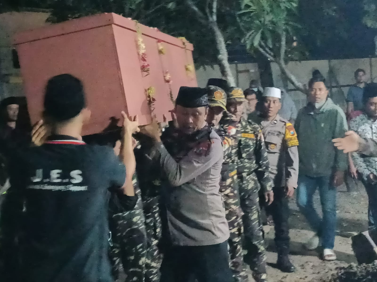Prosesi pemakaman santri korban ambruknya bangunan Ponpes Al Khoziny.