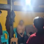 Terduga pelaku pelecehan seksual pada keponakannya saat ditangkap anggota Jatanras Polres Bulukumba.