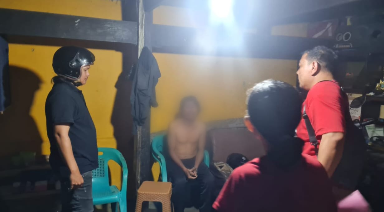 Terduga pelaku pelecehan seksual pada keponakannya saat ditangkap anggota Jatanras Polres Bulukumba.