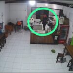 Handphone Outlet Burger Bangor Raib Saat Penjaga ke Kamar Mandi, Aksi Pelaku Terekam CCTV