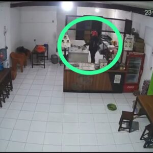 Handphone Outlet Burger Bangor Raib Saat Penjaga ke Kamar Mandi, Aksi Pelaku Terekam CCTV