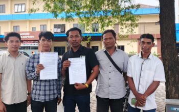 Para pelapor tunjukkan bukti pelaporan ke Bidpropam Polda Jatim.