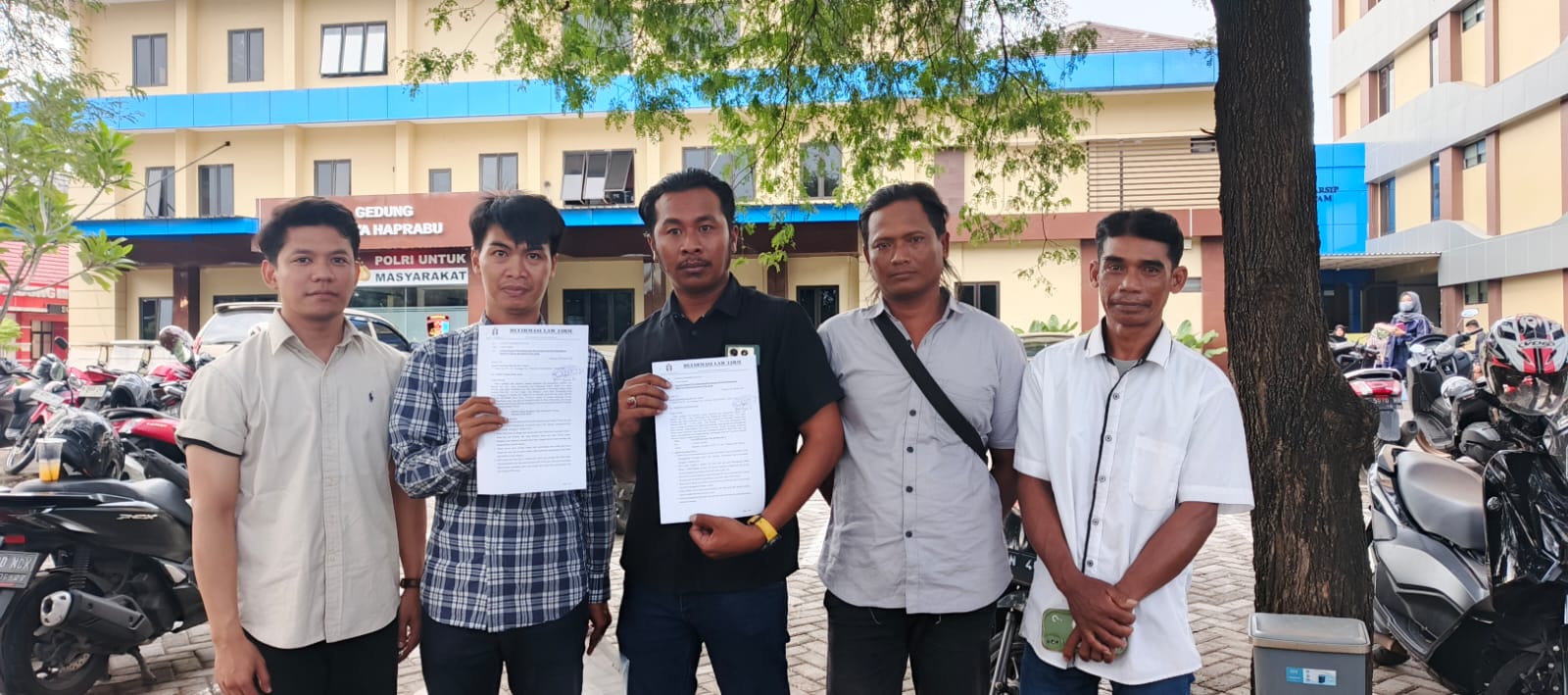 Para pelapor tunjukkan bukti pelaporan ke Bidpropam Polda Jatim.