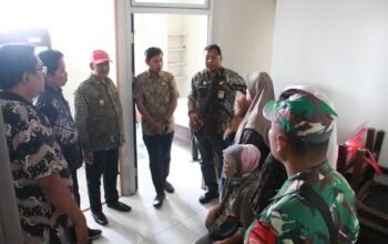 Camat Taman, Arie Prabowo, S.STP., M.PSDM saat menemui warga Tanjungsari.