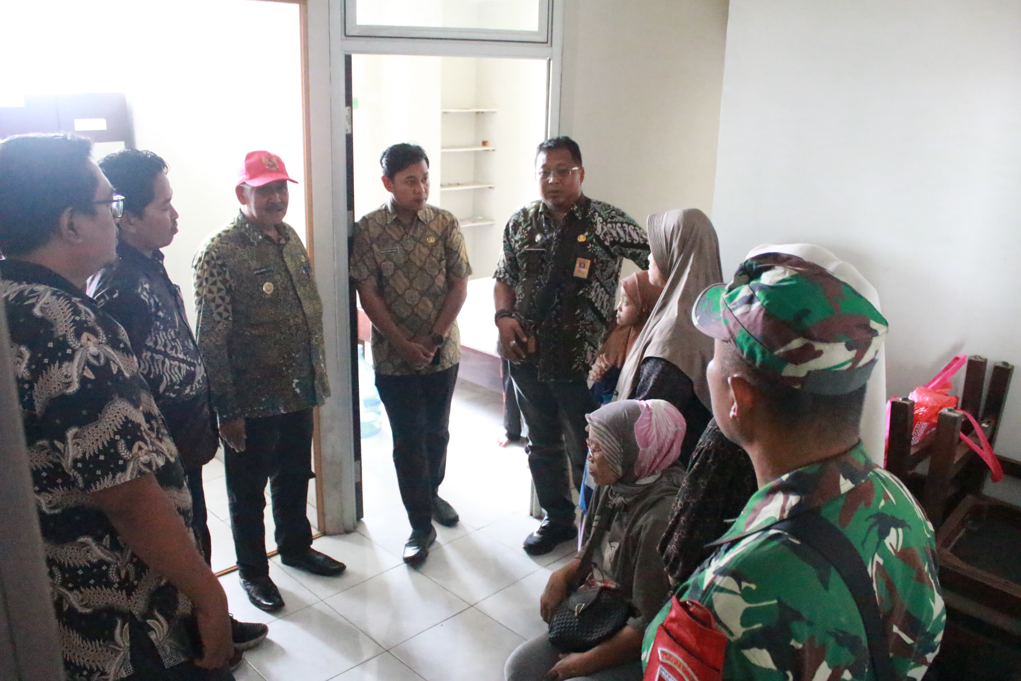 Camat Taman, Arie Prabowo, S.STP., M.PSDM saat menemui warga Tanjungsari.