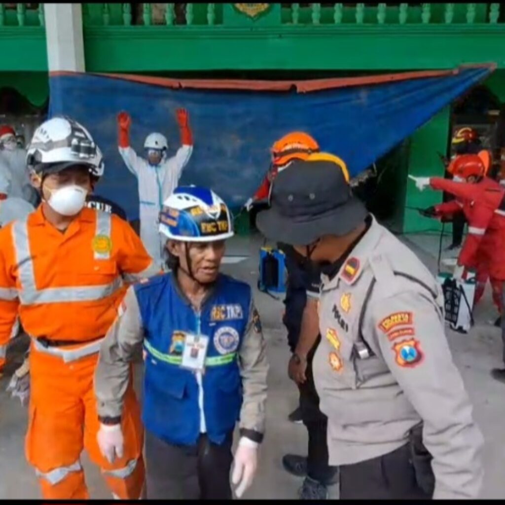 Relawan Nekat Tanpa APD di Lokasi Evakuasi Ponpes Al Khoziny Ditegur Tim SAR, Aksinya Viral di Medsos