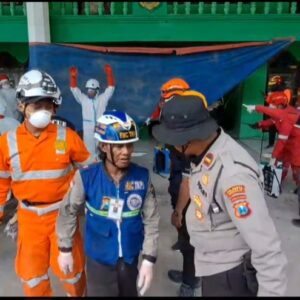 Relawan Nekat Tanpa APD di Lokasi Evakuasi Ponpes Al Khoziny Ditegur Tim SAR, Aksinya Viral di Medsos