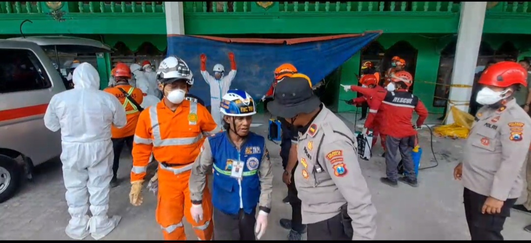 Salah satu relawan yang viral ditegur petugas lantaran tak pakai APD.