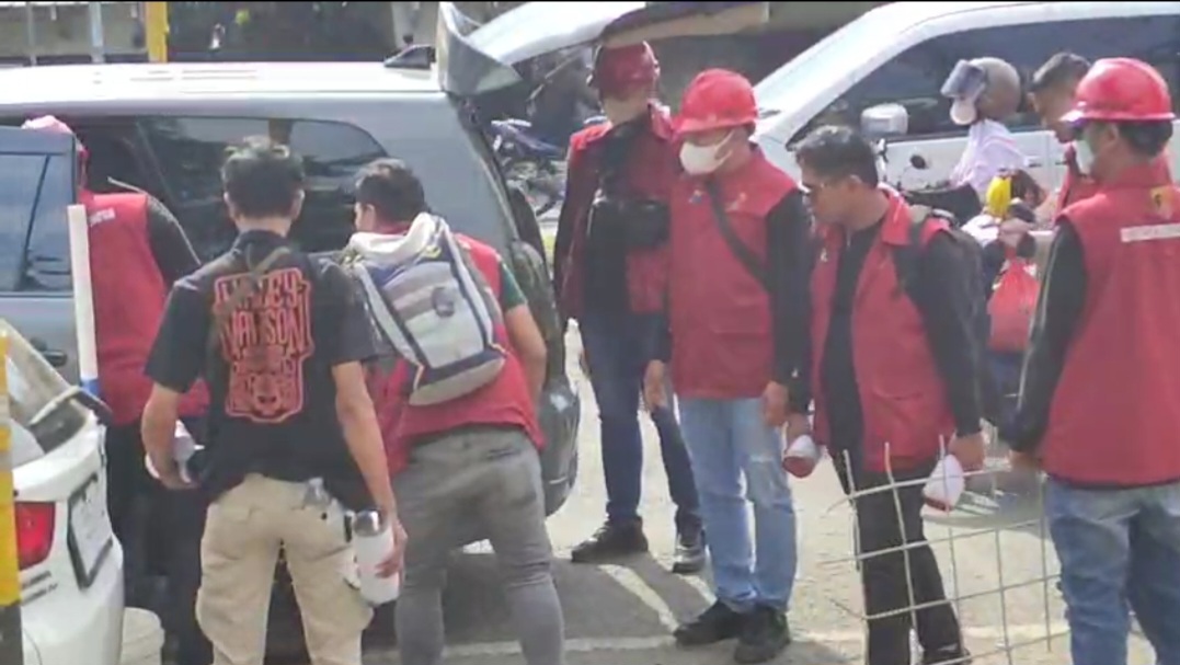 Petugas kepolisian memulai penyelidikan ambrknya bangunan Ponpes Al Khoziny.