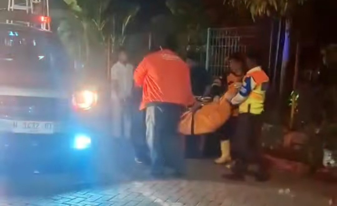 Petugas evakuasi jenazah korban tertabrak KA yang diduga alami gangguan jiwa.