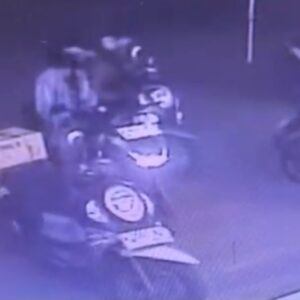 Maling Gasak Motor di Minimarket, Aksi Terekam CCTV Hanya Lima Detik